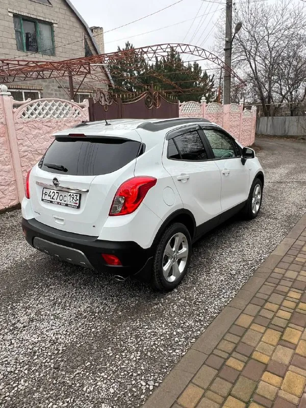 Продам opel mokka 2013 в супер состоянии!!! приехала с краснодара👍(все время находила там, солей морей не видела)! дно идеальное, все болтики как новые! всего два хозяина! пробег-130 # -1.8(140 л. с)(самый надежный, без задиров) коробка-автомат привод-полный комплектация -антиблокировочная система - система курсовой устойчивости - сигнализация - иммобилайзер - бортовой компьютер -круиз контроль - датчики света - датчики дождя -электропривод зеркал -климат контроль - подогревы сидений -подогрев руля -обогрев зеркал -парктроники перед и зад продам opel мокка в супер состоянии, 🍭💯очень комфортный паркетник, машина без посторонних звуков, мягкая на ход, салон и кузов в идеальном состоянии, в родном окрасе (без единого жука), мотор и коробка на отлично!2 ключа. делать ничего не нужно, сел поехал! машина без дтп -зеленая автотека! цена-1🍋315 🎁🎁🎁 тел+79494162204 осмотр-донецке/макеевка машинка просто пушка!!!🧨🔥 📲 tg: @genyaaaaa 📞 +7(949)4162204 📲 tg: @genyaaaaa 📞 звоните: +7(949)4162204 - фотография - 4