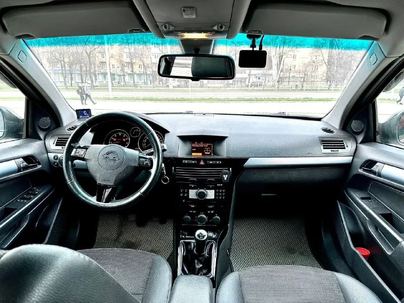 Продам opel astra 2012 года идеальный опель с мотором 1.6 на механике, все передачи включаются без хрустов и посторонних шумов! по ходовой тоже все шикарно нечего не гремит и не стучит. все проблемы которые есть на большинство опелях устранены! комплектация cosmo!(максималка) в нее входит:климат контроль, бортовой компьютер, подогревы сидений, круиз контроль, парктроники. 2 хозяина, реальный пробег 200.000км без дтп! автотека для ее лет превосходная! осмотр в донецке. звонить по номеру +79497031926 или тг на этом номере цена 660.000₽ торг - фотография - 7