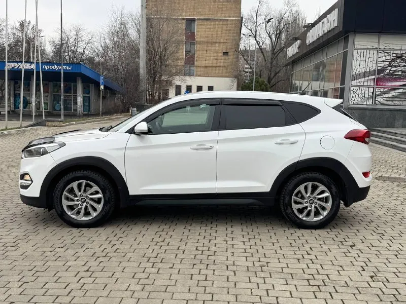 Huyndai tucson официал 4wd (подключаемый полный привод ) 2016 год выпуска двигатель 2.0 бензин коробка автомат пробег родной 146 тыс. км автомобиль в отличном состоянии, капот в бронепленке, без сколов и царапин ! кузов без дтп весь в заводском окрасе ! обслужен от а до я не какого вложения не требует ! хорошая комплектация, кожаный салон, датчики света, и дождя, подогревы всех сидений, роздельный климат контроль, круиз контроль, большой монитор с камерой заднего вида, и многое другое ! г. донецк цена 1.835 тыс. ₽ звоните остальное по тел. +79495210905 📲 tg: r. b 📞 звоните: +7(949)5210905 - фотография - 2