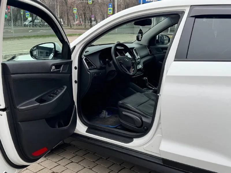 Huyndai tucson официал 4wd (подключаемый полный привод ) 2016 год выпуска двигатель 2.0 бензин коробка автомат пробег родной 146 тыс. км автомобиль в отличном состоянии, капот в бронепленке, без сколов и царапин ! кузов без дтп весь в заводском окрасе ! обслужен от а до я не какого вложения не требует ! хорошая комплектация, кожаный салон, датчики света, и дождя, подогревы всех сидений, роздельный климат контроль, круиз контроль, большой монитор с камерой заднего вида, и многое другое ! г. донецк цена 1.835 тыс. ₽ звоните остальное по тел. +79495210905 📲 tg: r. b 📞 звоните: +7(949)5210905 - фотография - 7