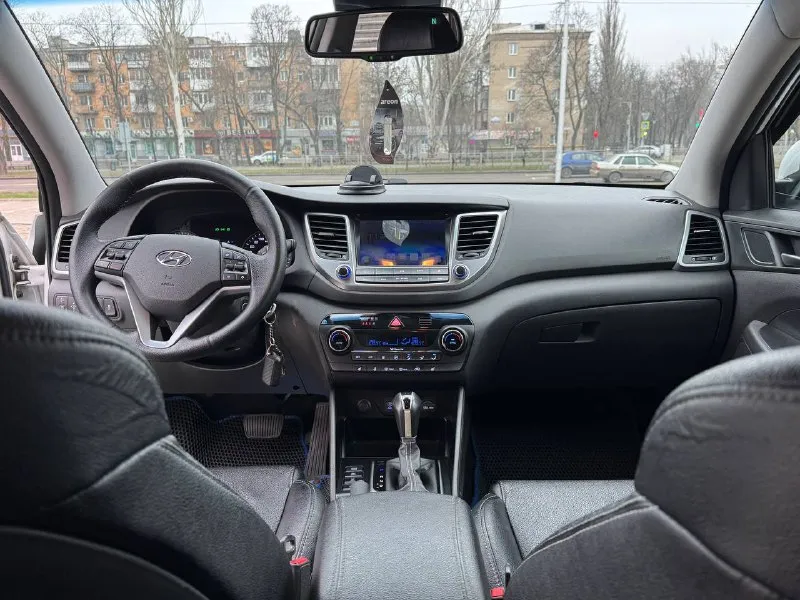 Huyndai tucson официал 4wd (подключаемый полный привод ) 2016 год выпуска двигатель 2.0 бензин коробка автомат пробег родной 146 тыс. км автомобиль в отличном состоянии, капот в бронепленке, без сколов и царапин ! кузов без дтп весь в заводском окрасе ! обслужен от а до я не какого вложения не требует ! хорошая комплектация, кожаный салон, датчики света, и дождя, подогревы всех сидений, роздельный климат контроль, круиз контроль, большой монитор с камерой заднего вида, и многое другое ! г. донецк цена 1.835 тыс. ₽ звоните остальное по тел. +79495210905 📲 tg: r. b 📞 звоните: +7(949)5210905 - фотография - 8