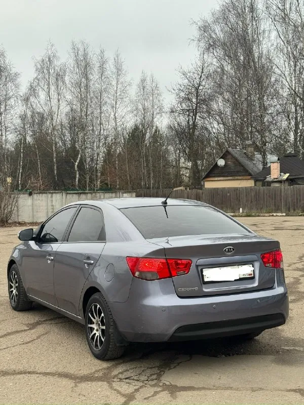 Продам kia cerato. сборка корея. год:2010. объем:1.6. кпп:чистый автомат. автомобиль в отличном состоянии как технически, так и визуально. двигатель работает как часики, не дымит, не троит, масло не расходует, все расходники заменены, масло, фильтра, свечи и т. д, комплект грм (все цепи, башмаки натяжитель)! коробка полноценный автомат работает как положено, не пинает, не тупит, передачи листает не заметно. ходовая отрабатывает без лишних шумов, не стучит, не гремит ни куда не тянет, передние амортизаторы, опоры, опорные подшипники, стойки стабилизатора, втулки стабилизатора, сайлентблоки новые! кузов в хорошем состоянии, гнили, ржавчины нет, выглядит хорошо как на фото, есть мелкие косяки ни чего критичного автомобиль не новый, дно, пороги в идеальном состоянии. комплектация хорошая есть все для комфортной и безопасной эксплуатации:датчик света, подогрев передних сидений, мульти руль, климат контроль, кондиционер, электро зеркала, подогрев лобового,4эсп и многое другое, 📞 звоните: +7(949)5668652 - фотография - 5