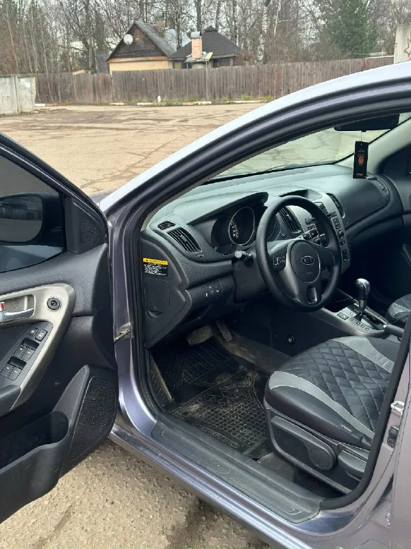 Продам kia cerato. сборка корея. год:2010. объем:1.6. кпп:чистый автомат. автомобиль в отличном состоянии как технически, так и визуально. двигатель работает как часики, не дымит, не троит, масло не расходует, все расходники заменены, масло, фильтра, свечи и т. д, комплект грм (все цепи, башмаки натяжитель)! коробка полноценный автомат работает как положено, не пинает, не тупит, передачи листает не заметно. ходовая отрабатывает без лишних шумов, не стучит, не гремит ни куда не тянет, передние амортизаторы, опоры, опорные подшипники, стойки стабилизатора, втулки стабилизатора, сайлентблоки новые! кузов в хорошем состоянии, гнили, ржавчины нет, выглядит хорошо как на фото, есть мелкие косяки ни чего критичного автомобиль не новый, дно, пороги в идеальном состоянии. комплектация хорошая есть все для комфортной и безопасной эксплуатации:датчик света, подогрев передних сидений, мульти руль, климат контроль, кондиционер, электро зеркала, подогрев лобового,4эсп и многое другое, 📞 звоните: +7(949)5668652 - фотография - 7