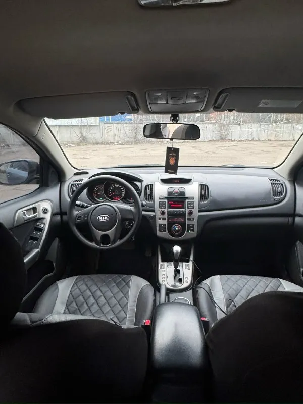 Продам kia cerato. сборка корея. год:2010. объем:1.6. кпп:чистый автомат. автомобиль в отличном состоянии как технически, так и визуально. двигатель работает как часики, не дымит, не троит, масло не расходует, все расходники заменены, масло, фильтра, свечи и т. д, комплект грм (все цепи, башмаки натяжитель)! коробка полноценный автомат работает как положено, не пинает, не тупит, передачи листает не заметно. ходовая отрабатывает без лишних шумов, не стучит, не гремит ни куда не тянет, передние амортизаторы, опоры, опорные подшипники, стойки стабилизатора, втулки стабилизатора, сайлентблоки новые! кузов в хорошем состоянии, гнили, ржавчины нет, выглядит хорошо как на фото, есть мелкие косяки ни чего критичного автомобиль не новый, дно, пороги в идеальном состоянии. комплектация хорошая есть все для комфортной и безопасной эксплуатации:датчик света, подогрев передних сидений, мульти руль, климат контроль, кондиционер, электро зеркала, подогрев лобового,4эсп и многое другое, 📞 звоните: +7(949)5668652 - фотография - 8