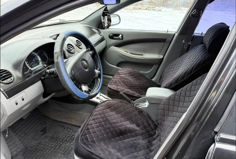 Chevrolet lacetti 1.6 ат цена: 520 000 город: донецк год выпуска: 2007 пробег: 147 000км двигатель: 1.6 топливо: бензин кпп: автомат собственник: да телефон: +79493084655 (тг на этом же номере, могут быть проблемы со связью) техническое состояние отличное. днище и пороги -🔥🔥🔥 4 эсп. кондиционер. парктроники. шумоизоляция дверей. магнитола с bluetooth 2 комплекта резины на дисках. - фотография - 7