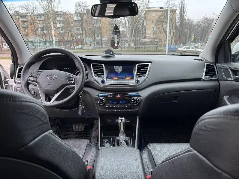 Huyndai tucson официал 4wd (подключаемый полный привод ) 2016 год выпуска двигатель 2.0 бензин коробка автомат пробег родной 146 тыс. км автомобиль в отличном состоянии, капот в бронепленке, без сколов и царапин ! кузов без дтп весь в заводском окрасе ! обслужен от а до я не какого вложения не требует ! хорошая комплектация, кожаный салон, датчики света, и дождя, подогревы всех сидений, роздельный климат контроль, круиз контроль, большой монитор с камерой заднего вида, и многое другое ! г. донецк цена 1.835 тыс. ₽ звоните остальное по +79495210905 📞 звоните: +7(949)5210905 - фотография - 7