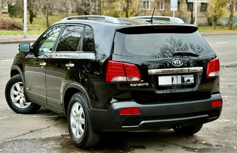 Kia sorento 2011 год эксп, 2.4 бензин акпп 4wd, 178 тыс км пробег, автомобиль в отличном состоянии! Без рыжиков и ржавчины, двигатель ходовая акпп полный привод в безупречном состоянии! Салон ухоженный! Комплектация полный жир, есть все для комфортной езды! Два комплекта ключей полный пакет документов любое оформление! Срочно все вопросы по телефону звонить в любое время! Цена из за срочности! 1 150 000 тыс руб, +7949-612-37-14
+7949-840-60-88 - фотография - 2