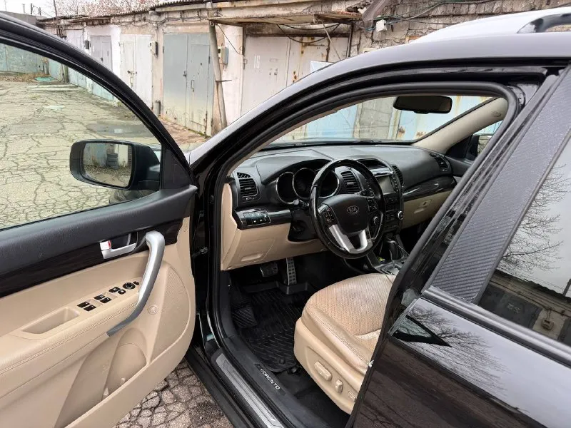 Kia sorento 2011 год эксп, 2.4 бензин акпп 4wd, 178 тыс км пробег, автомобиль в отличном состоянии! Без рыжиков и ржавчины, двигатель ходовая акпп полный привод в безупречном состоянии! Салон ухоженный! Комплектация полный жир, есть все для комфортной езды! Два комплекта ключей полный пакет документов любое оформление! Срочно все вопросы по телефону звонить в любое время! Цена из за срочности! 1 150 000 тыс руб, +7949-612-37-14
+7949-840-60-88 - фотография - 5