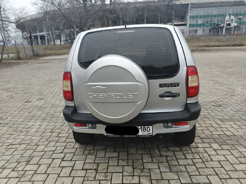 В продаже шевроле нива 2007 года. цена 699999руб торг у капота. внимательно читаем описание!!! 👇 стоит гбо в стс и птс вписано пробег на одометре 280 000км по машине много чего сделано: новый двигатель, только прошел обкатку. заменено сцепление. коробка не хрустит не выбивает. перебрана полностью ходовая. обслужена тормозная система с заменой тормозной магистрали, колодок, заднего барабана и т. д. стоит новая печка, заменены все патрубки. новый бак с топливной станцией и магистралью. перебран генератор. заменены все жидкости. заменено множество датчиков. рулевой редуктор, подшипники ступиц. 2 комплекта свежей резины. в общем в машине из старого остался только кузов и тот в хорошем состоянии, на фото видно. от машины не избавляюсь, стоит без дела. в целом кому нужен внедорожник без вложений звоните по номеру: +7 949 468 27 07 осмотр в донецке - фотография - 4