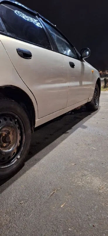 Продам!!! chevrolet ланос 2007 года. комплектация: гур, кондиционер, 2 стеклоподъемника. новая магнитола и чехлы. пробег: 180 тыс. + комплект летней резины на дисках. цена :260 тыс. р. , торг. тел. +79591178239 📞 звоните: +7(959)1178239 - фотография - 2