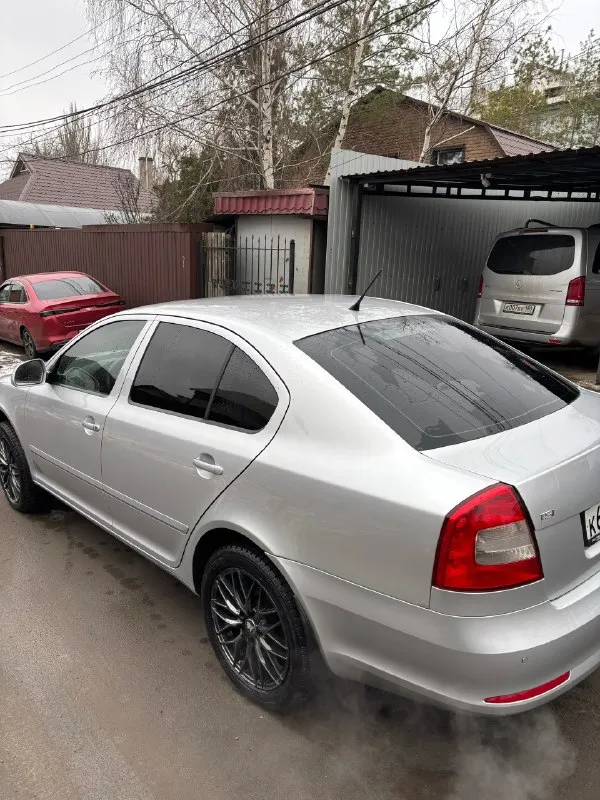 Skoda octavia a5 2012 рестайлинг 1.8 tsi пробег 185000 на обычном автомате asin автомобиль в хорошем состоянии чистая автотека новая зимняя резина r17 на хороших дисках двигатель работает отлично, не троит, не дымит, масло не расходует! ходовая работает отлично без лишних шумов, стуков и т. д! коробка работает отлично во всех режимах автомобиль полностью обслужен климат, подогрев передних сидений, датчик дождя и света, подогрев зеркал и заднего стекла, парктроник задний. осмотр: донецк - горловка цена 1 150 000₽ торг +79494214166 📞 звоните: +7(949)4214166 - фотография - 4