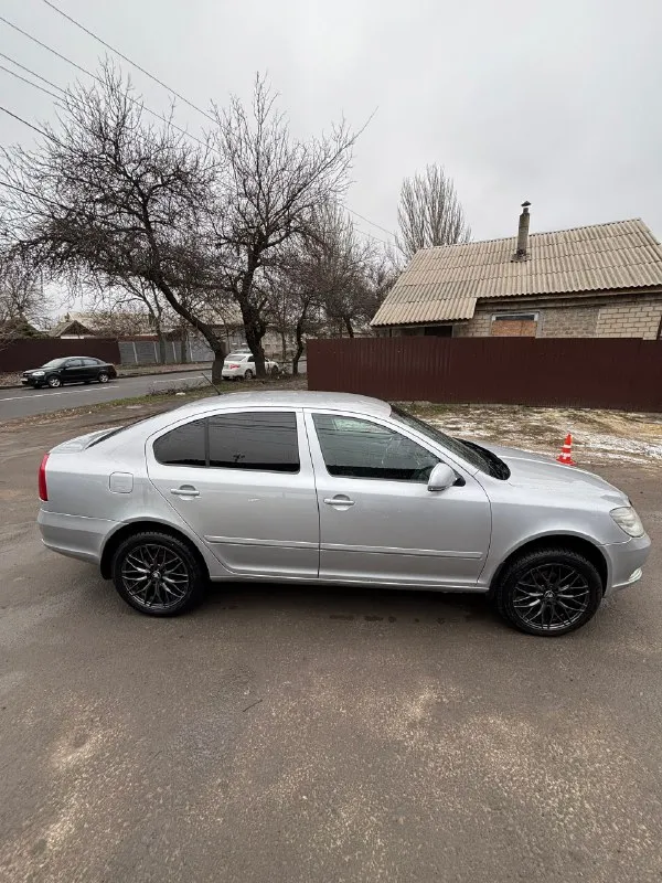 Skoda octavia a5 2012 рестайлинг 1.8 tsi пробег 185000 на обычном автомате asin автомобиль в хорошем состоянии чистая автотека новая зимняя резина r17 на хороших дисках двигатель работает отлично, не троит, не дымит, масло не расходует! ходовая работает отлично без лишних шумов, стуков и т. д! коробка работает отлично во всех режимах автомобиль полностью обслужен климат, подогрев передних сидений, датчик дождя и света, подогрев зеркал и заднего стекла, парктроник задний. осмотр: донецк - горловка цена 1 150 000₽ торг +79494214166 📞 звоните: +7(949)4214166 - фотография - 7