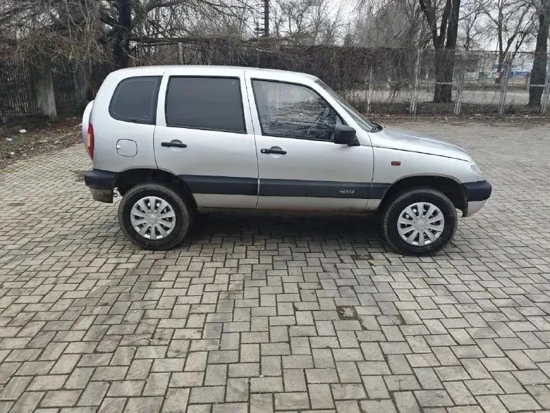 В продаже chevrolet нива 2007 года. цена 699999руб торг у капота. внимательно читаем описание!!! 👇 стоит в стс и птс вписано пробег на одометре 280 000км по машине много чего сделано: новый двигатель, только прошел обкатку. заменено сцепление. коробка не хрустит не выбивает. перебрана полностью ходовая. обслужена тормозная система с заменой тормозной магистрали, колодок, заднего барабана и т. д. стоит новая печка, заменены все патрубки. новый бак с топливной станцией и магистралью. перебран генератор. заменены все жидкости. заменено множество датчиков. рулевой редуктор, подшипники ступиц. 2 комплекта свежей резины. в общем в машине из старого остался только кузов и тот в хорошем состоянии, на фото видно. от машины не избавляюсь, стоит без дела. в целом кому нужен внедорожник без вложений звоните по номеру: +7 949 468 27 07 осмотр в донецке 📞 звоните: +7(949)4682707 - фотография - 2