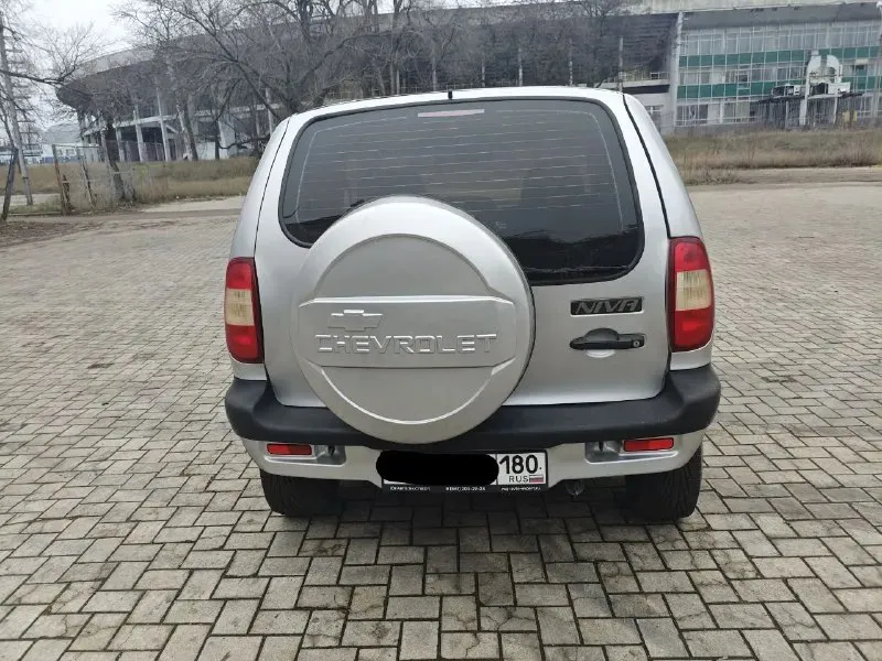 В продаже chevrolet нива 2007 года. цена 699999руб торг у капота. внимательно читаем описание!!! 👇 стоит в стс и птс вписано пробег на одометре 280 000км по машине много чего сделано: новый двигатель, только прошел обкатку. заменено сцепление. коробка не хрустит не выбивает. перебрана полностью ходовая. обслужена тормозная система с заменой тормозной магистрали, колодок, заднего барабана и т. д. стоит новая печка, заменены все патрубки. новый бак с топливной станцией и магистралью. перебран генератор. заменены все жидкости. заменено множество датчиков. рулевой редуктор, подшипники ступиц. 2 комплекта свежей резины. в общем в машине из старого остался только кузов и тот в хорошем состоянии, на фото видно. от машины не избавляюсь, стоит без дела. в целом кому нужен внедорожник без вложений звоните по номеру: +7 949 468 27 07 осмотр в донецке 📞 звоните: +7(949)4682707 - фотография - 3