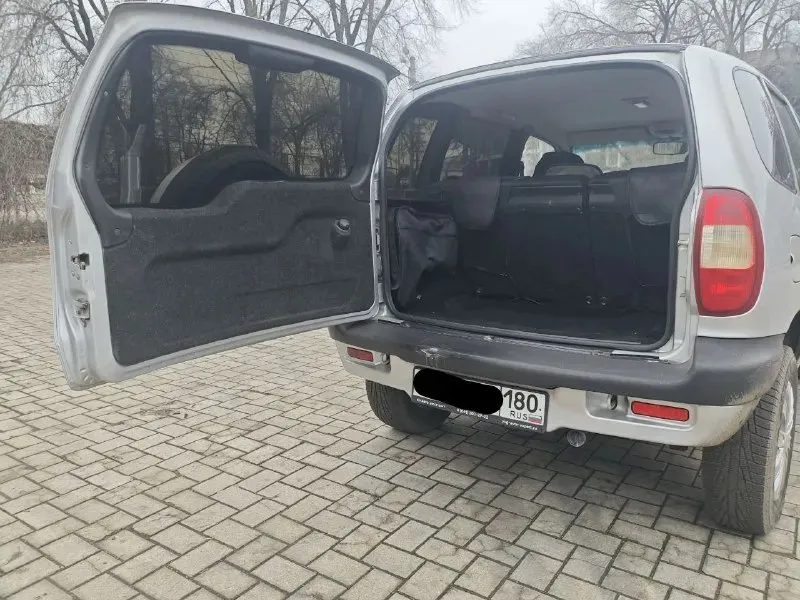 В продаже chevrolet нива 2007 года. цена 699999руб торг у капота. внимательно читаем описание!!! 👇 стоит в стс и птс вписано пробег на одометре 280 000км по машине много чего сделано: новый двигатель, только прошел обкатку. заменено сцепление. коробка не хрустит не выбивает. перебрана полностью ходовая. обслужена тормозная система с заменой тормозной магистрали, колодок, заднего барабана и т. д. стоит новая печка, заменены все патрубки. новый бак с топливной станцией и магистралью. перебран генератор. заменены все жидкости. заменено множество датчиков. рулевой редуктор, подшипники ступиц. 2 комплекта свежей резины. в общем в машине из старого остался только кузов и тот в хорошем состоянии, на фото видно. от машины не избавляюсь, стоит без дела. в целом кому нужен внедорожник без вложений звоните по номеру: +7 949 468 27 07 осмотр в донецке 📞 звоните: +7(949)4682707 - фотография - 7