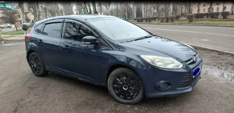 Горловка. продается ford fokus 2014 г. в. двигатель: 1,6 (125 л. с. ) коробка передач :механическая тип топлива:бензин автомобиль в родном окрасе, двигатель и коробка передач в отличном состоянии (новые), пробег оригинальный, все документы в порядке. салон чист и опрятен, как новый. автомобиль полностью обслужен и готов к эксплуатации. зеркальный номер в подарок. не упустите возможность приобрести надежный и экономичный автомобиль. все заинтересованные могут связаться для дополнительных вопросов и осмотра. цена: 1100000 +7(949) 427-29-91 📞 звоните: +7(949)4272991 - фотография - 3