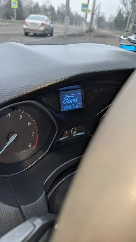 Горловка. продается ford fokus 2014 г. в. двигатель: 1,6 (125 л. с. ) коробка передач :механическая тип топлива:бензин автомобиль в родном окрасе, двигатель и коробка передач в отличном состоянии (новые), пробег оригинальный, все документы в порядке. салон чист и опрятен, как новый. автомобиль полностью обслужен и готов к эксплуатации. зеркальный номер в подарок. не упустите возможность приобрести надежный и экономичный автомобиль. все заинтересованные могут связаться для дополнительных вопросов и осмотра. цена: 1100000 +7(949) 427-29-91 📞 звоните: +7(949)4272991 - фотография - 6