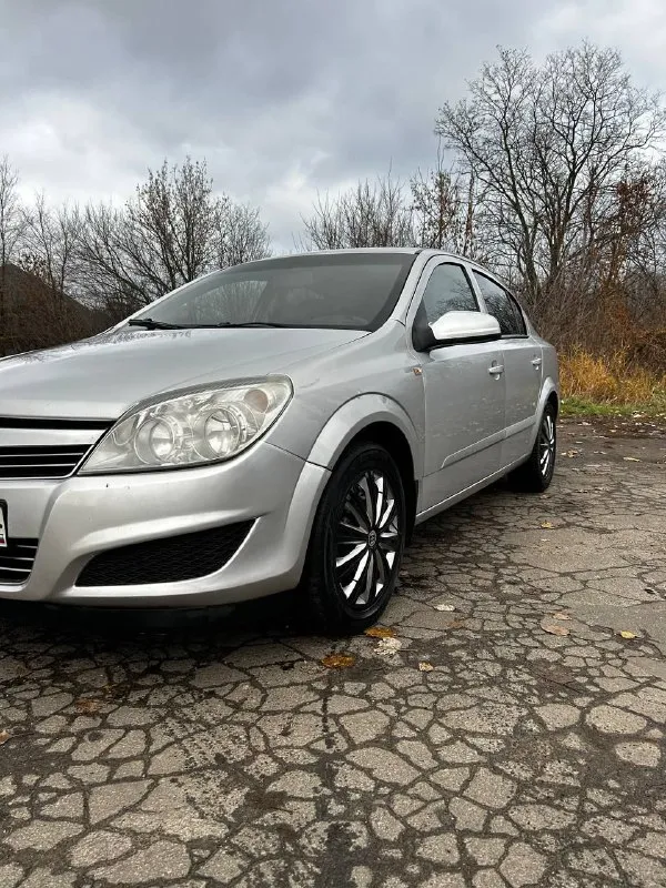 Продам opel astra h 2007г выпуска пробег 270 тыс - климат контроль - круиз контроль - abs - esp - стеклоподъемники - подогрев сидений и всевозможные механические регулировки. - электро регулировка зеркал с подогревом. - датчик света и дождя. - адаптивная подвеска. - два ключа. коробка механика простая штатная музыка, играет просто заменено масло, новые стойки, тяги стабилизатора машина обслужена, сел поехал донецк цена:485 торг +79490140160 📞 звоните: +7(949)0140160 - фотография - 2