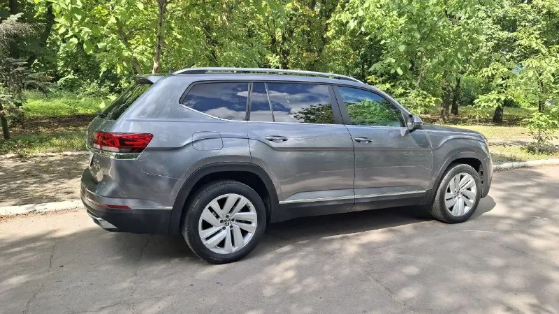 Volkswagen atlas sel. 2021г. пр.32т. учет рф. ц.3.700 м. р. климат контроль. адаптивный круиз. датчики слепых зон. безключивой доступ ковсем дверям. кнопка старт стоп. кожаный 7 ми местный салон с подогревом сидений. память водительского сидения. люк панорама. монитор с камерой заднего вида. предупреждение о помехе перед и зад. удержание в полосе. подогрев руля. эл. крышка багажника. лэдовская оптика. запуск машины с ключа на дистанции. стекла все родные. безопасность на месте. возможен обмен. на все вопросы отвечу при встрече или по телефону +79493026707. он же телегр. 📞 звоните: +7(949)3026707 - фотография - 2
