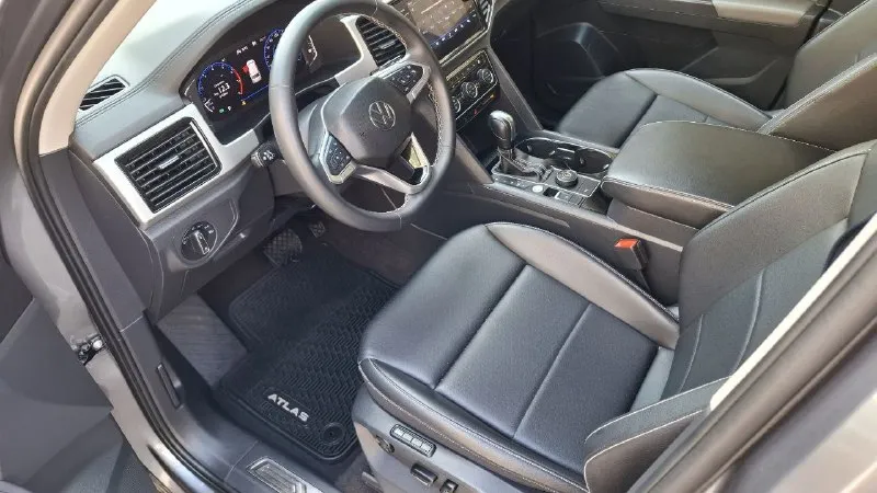 Volkswagen atlas sel. 2021г. пр.32т. учет рф. ц.3.700 м. р. климат контроль. адаптивный круиз. датчики слепых зон. безключивой доступ ковсем дверям. кнопка старт стоп. кожаный 7 ми местный салон с подогревом сидений. память водительского сидения. люк панорама. монитор с камерой заднего вида. предупреждение о помехе перед и зад. удержание в полосе. подогрев руля. эл. крышка багажника. лэдовская оптика. запуск машины с ключа на дистанции. стекла все родные. безопасность на месте. возможен обмен. на все вопросы отвечу при встрече или по телефону +79493026707. он же телегр. 📞 звоните: +7(949)3026707 - фотография - 3