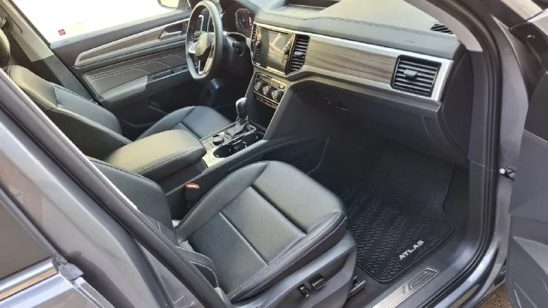 Volkswagen atlas sel. 2021г. пр.32т. учет рф. ц.3.700 м. р. климат контроль. адаптивный круиз. датчики слепых зон. безключивой доступ ковсем дверям. кнопка старт стоп. кожаный 7 ми местный салон с подогревом сидений. память водительского сидения. люк панорама. монитор с камерой заднего вида. предупреждение о помехе перед и зад. удержание в полосе. подогрев руля. эл. крышка багажника. лэдовская оптика. запуск машины с ключа на дистанции. стекла все родные. безопасность на месте. возможен обмен. на все вопросы отвечу при встрече или по телефону +79493026707. он же телегр. 📞 звоните: +7(949)3026707 - фотография - 4