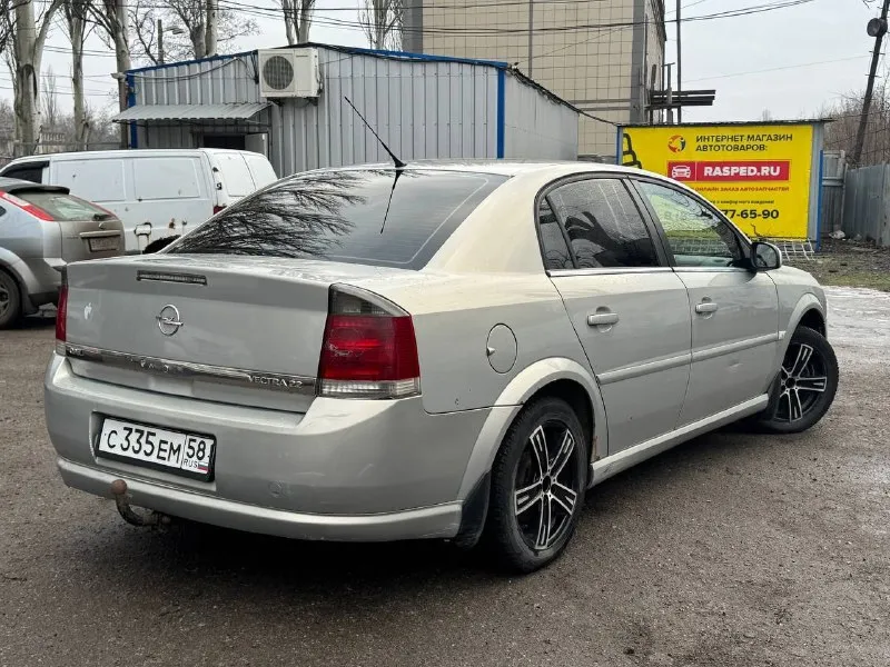 Продам срочно opel вектра с рестайлинг, 2.2 механика. едет очень бодро хорошая комплектация: мультируль, полный электро пакет регулировка зеркал и 4 стеклоподъемника, центральный замок, хорошая музыка, подогревы сидений, двухзонный климат контроль, салон кожа состояние сидений идеальное, магнитола на андроиде, салон чистый опрятный, стоят красивые диски с хорошей зимней резиной. по машине проводилось много работ, а именно: замена сцепления, коробки, выжемного, бензонасоса, масло в двигателе меняли 2800км назад, аккумулятор новый. остальные вопросы по +79499826202 цена 420 тысяч рублей + хороший торг. 📞 звоните: +7(949)9826202 - фотография - 3
