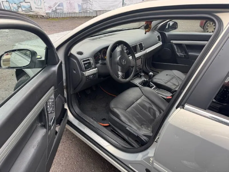 Продам срочно opel вектра с рестайлинг, 2.2 механика. едет очень бодро хорошая комплектация: мультируль, полный электро пакет регулировка зеркал и 4 стеклоподъемника, центральный замок, хорошая музыка, подогревы сидений, двухзонный климат контроль, салон кожа состояние сидений идеальное, магнитола на андроиде, салон чистый опрятный, стоят красивые диски с хорошей зимней резиной. по машине проводилось много работ, а именно: замена сцепления, коробки, выжемного, бензонасоса, масло в двигателе меняли 2800км назад, аккумулятор новый. остальные вопросы по +79499826202 цена 420 тысяч рублей + хороший торг. 📞 звоните: +7(949)9826202 - фотография - 5