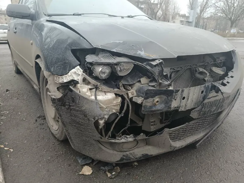 Продам/обмен под восстановление mazda 3бк 2006 г. в. рестайлинг мотор 2.0, кпп механика учёт рф, я собственник двигатель, коробка в идеальном состоянии, по ходовой требуется замена пыльника шруса (уже куплен). на условном ходу (поставить бачок жидкости гур и она спокойно поедет) все подробности по телефону +79494551075 📞 звоните: +7(949)4551075 - фотография - 4