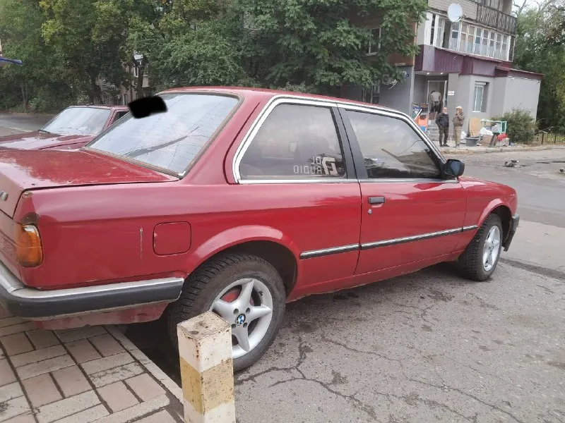 Продам bmw е30 купе акпп 1,8 объем 1985 года по кузову дефекты на фото так на полном ходу цена 280к+... - фотография