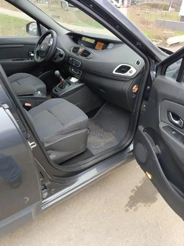 Renault сценик в отличном состоянии 2010 года с небольшим пробегом 2850000 с мотором 1.5 турбо с 6 ступенчатый кпп все работает исправно цена 700 рублей все вопросы можно задать по телефону +79493851354 📞 звоните: +7(949)3851354 - фотография - 7