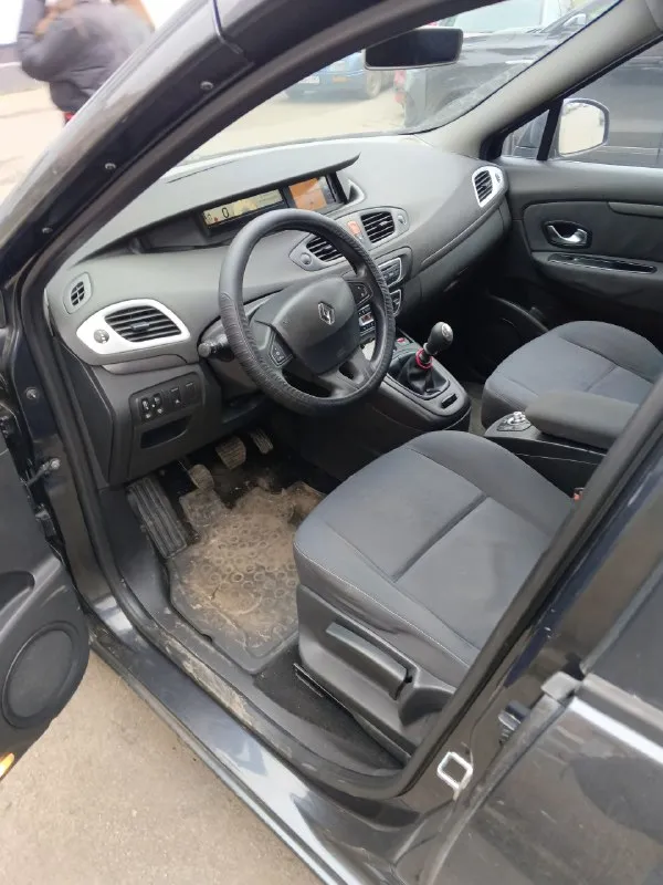 Renault сценик в отличном состоянии 2010 года с небольшим пробегом 2850000 с мотором 1.5 турбо с 6 ступенчатый кпп все работает исправно цена 700 рублей все вопросы можно задать по телефону +79493851354 📞 звоните: +7(949)3851354 - фотография - 8
