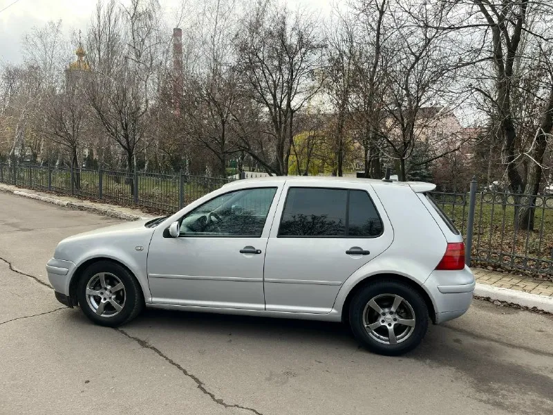Продам volkswagen golf 4 1998 г. в двигатель 1.4 16 клапанный. кпп 5ст. с документами полный порядок, переоформление без проблем. технически в хорошем состоянии, ходовая збитая, не гремит, двигатель масло не берёт, не дымит, работает ровно, кпп без нареканий, салон в хорошем состоянии, по кузову ровненькая, есть не критические нюансы по лкп, комплектация: гидроусилитель руля, передние эсп, абс, кондиционер(работает), парктроники, сигнализация starline с автозапуском. диски r15, резина в отличном состоянии. цена: 315.000 тыс. р + торг осмотр г. макеевка +79495103022 📞 звоните: +7(949)5103022 - фотография - 3