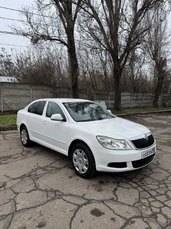 Продам skoda octavia a5 2013 ( рестайлинг). бессмертное сочетание 1.8 tsi двигателя cdaa с механической кпп. по комплектации: * передние стеклоподъемники; * подогрев сидений; * датчик света; * датчик дождя; * хорошая музыка; по кузову никаких абсолютно нареканий нет. ни одного рыжика, хорошая оптика. цена 840 тысяч, есть некоторые недочеты, на которых готов уступить. про них расскажу реальному покупателю. звонить по номеру телефона +79496416023 - фотография - 2