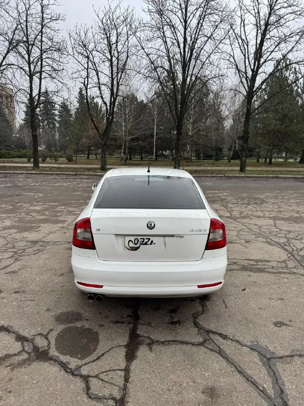 Продам skoda octavia a5 2013 ( рестайлинг). бессмертное сочетание 1.8 tsi двигателя cdaa с механической кпп. по комплектации: * передние стеклоподъемники; * подогрев сидений; * датчик света; * датчик дождя; * хорошая музыка; по кузову никаких абсолютно нареканий нет. ни одного рыжика, хорошая оптика. цена 840 тысяч, есть некоторые недочеты, на которых готов уступить. про них расскажу реальному покупателю. звонить по номеру телефона +79496416023 - фотография - 3