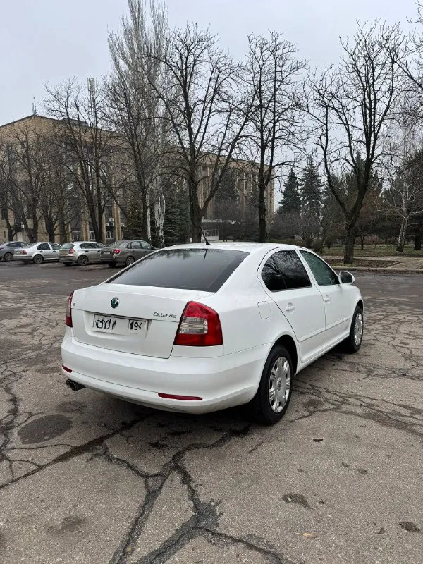 Продам skoda octavia a5 2013 ( рестайлинг). бессмертное сочетание 1.8 tsi двигателя cdaa с механической кпп. по комплектации: * передние стеклоподъемники; * подогрев сидений; * датчик света; * датчик дождя; * хорошая музыка; по кузову никаких абсолютно нареканий нет. ни одного рыжика, хорошая оптика. цена 840 тысяч, есть некоторые недочеты, на которых готов уступить. про них расскажу реальному покупателю. звонить по номеру телефона +79496416023 - фотография - 5