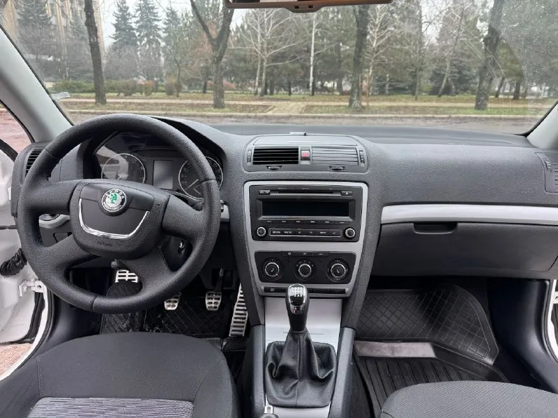 Продам skoda octavia a5 2013 ( рестайлинг). бессмертное сочетание 1.8 tsi двигателя cdaa с механической кпп. по комплектации: * передние стеклоподъемники; * подогрев сидений; * датчик света; * датчик дождя; * хорошая музыка; по кузову никаких абсолютно нареканий нет. ни одного рыжика, хорошая оптика. цена 840 тысяч, есть некоторые недочеты, на которых готов уступить. про них расскажу реальному покупателю. звонить по номеру телефона +79496416023 - фотография - 7