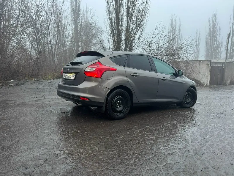 Продам ford фокус 3 2013 г выпуска! двигатель 2.0 литра (150 сил) не дымит, масло не ест, работает как надо, цепной! кпп павершифт, листает отлично, плавно! собственник по документам! два ключа, штатный электро центральный замок! в технической части все хорошо, работает исправно, во внешней есть нюансы, на скорость и работу не влияют, на их устранения затраты не критичны! побег 180 тысяч родной! цена 650000 тторг у капота! по вопросам +79494431486(телеграм, вацап) 📞 звоните: +7(949)4431486 - фотография - 2
