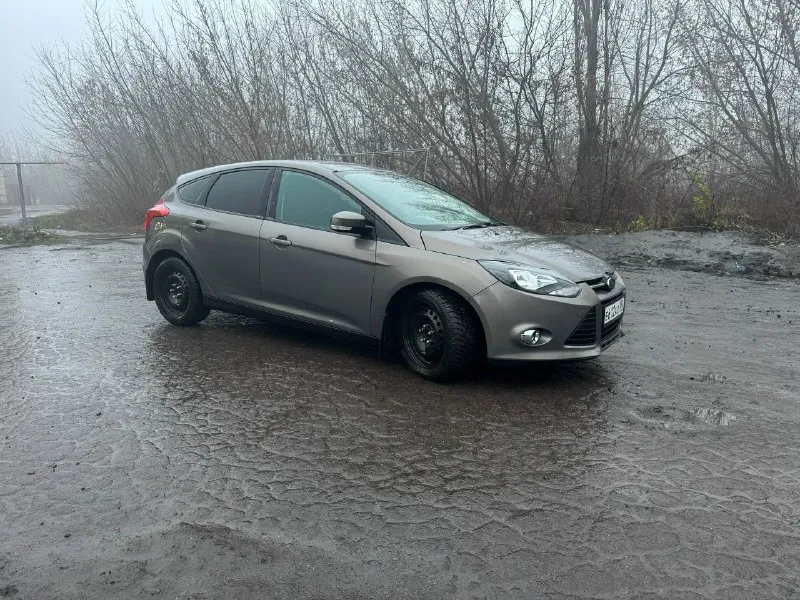Продам ford фокус 3 2013 г выпуска! двигатель 2.0 литра (150 сил) не дымит, масло не ест, работает как надо, цепной! кпп павершифт, листает отлично, плавно! собственник по документам! два ключа, штатный электро центральный замок! в технической части все хорошо, работает исправно, во внешней есть нюансы, на скорость и работу не влияют, на их устранения затраты не критичны! побег 180 тысяч родной! цена 650000 тторг у капота! по вопросам +79494431486(телеграм, вацап) 📞 звоните: +7(949)4431486 - фотография - 3