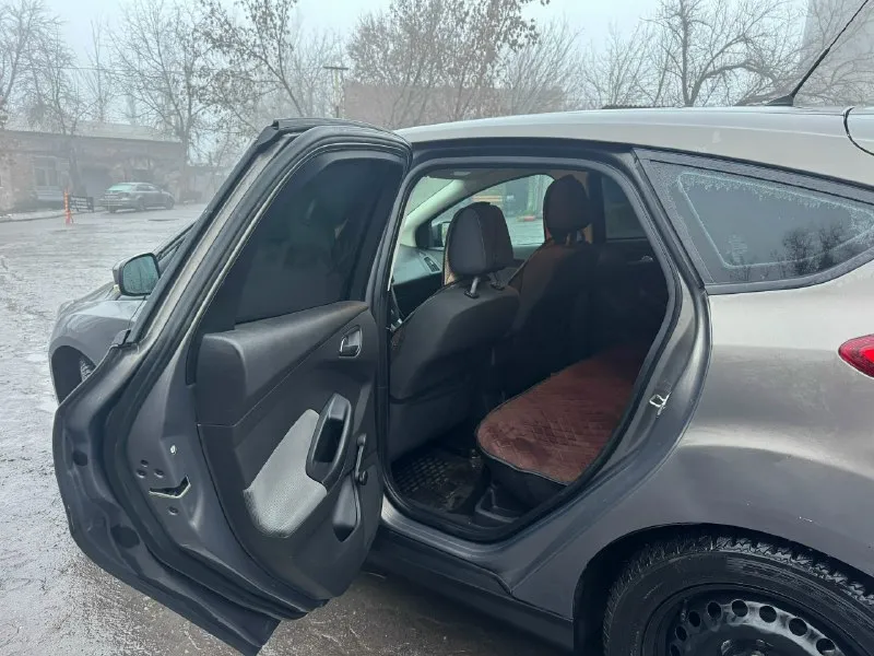 Продам ford фокус 3 2013 г выпуска! двигатель 2.0 литра (150 сил) не дымит, масло не ест, работает как надо, цепной! кпп павершифт, листает отлично, плавно! собственник по документам! два ключа, штатный электро центральный замок! в технической части все хорошо, работает исправно, во внешней есть нюансы, на скорость и работу не влияют, на их устранения затраты не критичны! побег 180 тысяч родной! цена 650000 тторг у капота! по вопросам +79494431486(телеграм, вацап) 📞 звоните: +7(949)4431486 - фотография - 5