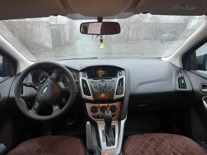 Продам ford фокус 3 2013 г выпуска! двигатель 2.0 литра (150 сил) не дымит, масло не ест, работает как надо, цепной! кпп павершифт, листает отлично, плавно! собственник по документам! два ключа, штатный электро центральный замок! в технической части все хорошо, работает исправно, во внешней есть нюансы, на скорость и работу не влияют, на их устранения затраты не критичны! побег 180 тысяч родной! цена 650000 тторг у капота! по вопросам +79494431486(телеграм, вацап) 📞 звоните: +7(949)4431486 - фотография - 7