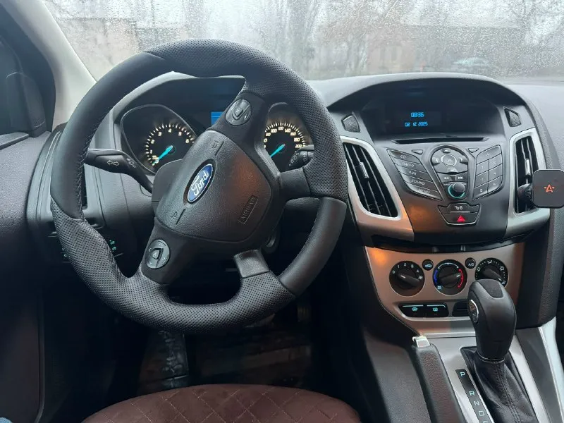 Продам ford фокус 3 2013 г выпуска! двигатель 2.0 литра (150 сил) не дымит, масло не ест, работает как надо, цепной! кпп павершифт, листает отлично, плавно! собственник по документам! два ключа, штатный электро центральный замок! в технической части все хорошо, работает исправно, во внешней есть нюансы, на скорость и работу не влияют, на их устранения затраты не критичны! побег 180 тысяч родной! цена 650000 тторг у капота! по вопросам +79494431486(телеграм, вацап) 📞 звоните: +7(949)4431486 - фотография - 8