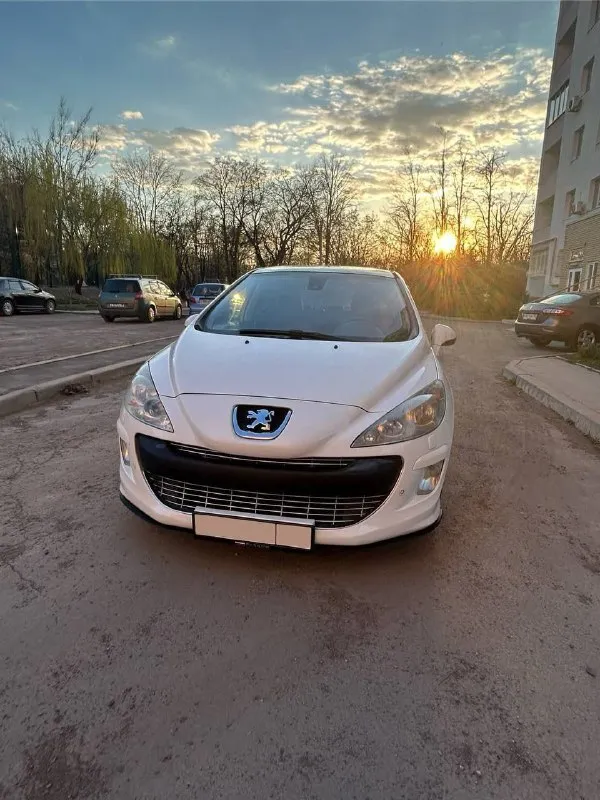 Peugeot 308 · год: 2008 · кузов: хетчбэк · двигатель: 1.6 л (бензин) · коробка передач: акпп · цвет: белый состояние и особенности: · технически исправен: все системы работают, кондиционер/климат-контроль холодный, двигатель заводится с пол-оборота, коробка передач четкая. · кузов: состояние отличное. не участвовал в дтп, ржавчины нет. все стекла оригинальные. · обслуживание: обслуживался у проверенного мастера. масло и фильтра менялись регулярно. · резина: зимняя+летняя · комплектация: электроусилитель руля, центральный замок, иммобилайзер, электропакет (стеклоподъемники передние/задние) · внутреннее состояние: салон чистый, без потертостей. все пластики на месте. недостатки:небольшая царапина на переднем бампере. пробег: 260тыс. км цена: 650000 руб. , торг +79494089738 - фотография - 2