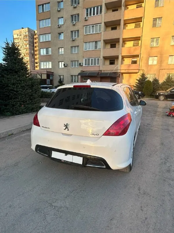 Peugeot 308 · год: 2008 · кузов: хетчбэк · двигатель: 1.6 л (бензин) · коробка передач: акпп · цвет: белый состояние и особенности: · технически исправен: все системы работают, кондиционер/климат-контроль холодный, двигатель заводится с пол-оборота, коробка передач четкая. · кузов: состояние отличное. не участвовал в дтп, ржавчины нет. все стекла оригинальные. · обслуживание: обслуживался у проверенного мастера. масло и фильтра менялись регулярно. · резина: зимняя+летняя · комплектация: электроусилитель руля, центральный замок, иммобилайзер, электропакет (стеклоподъемники передние/задние) · внутреннее состояние: салон чистый, без потертостей. все пластики на месте. недостатки:небольшая царапина на переднем бампере. пробег: 260тыс. км цена: 650000 руб. , торг +79494089738 - фотография - 3