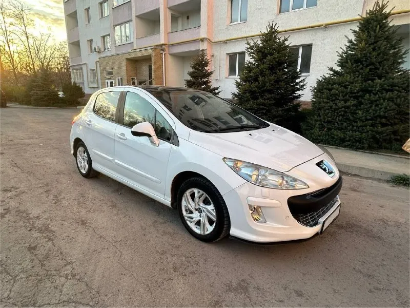 Peugeot 308 · год: 2008 · кузов: хетчбэк · двигатель: 1.6 л (бензин) · коробка передач: акпп · цвет: белый состояние и особенности: · технически исправен: все системы работают, кондиционер/климат-контроль холодный, двигатель заводится с пол-оборота, коробка передач четкая. · кузов: состояние отличное. не участвовал в дтп, ржавчины нет. все стекла оригинальные. · обслуживание: обслуживался у проверенного мастера. масло и фильтра менялись регулярно. · резина: зимняя+летняя · комплектация: электроусилитель руля, центральный замок, иммобилайзер, электропакет (стеклоподъемники передние/задние) · внутреннее состояние: салон чистый, без потертостей. все пластики на месте. недостатки:небольшая царапина на переднем бампере. пробег: 260тыс. км цена: 650000 руб. , торг +79494089738 - фотография - 4