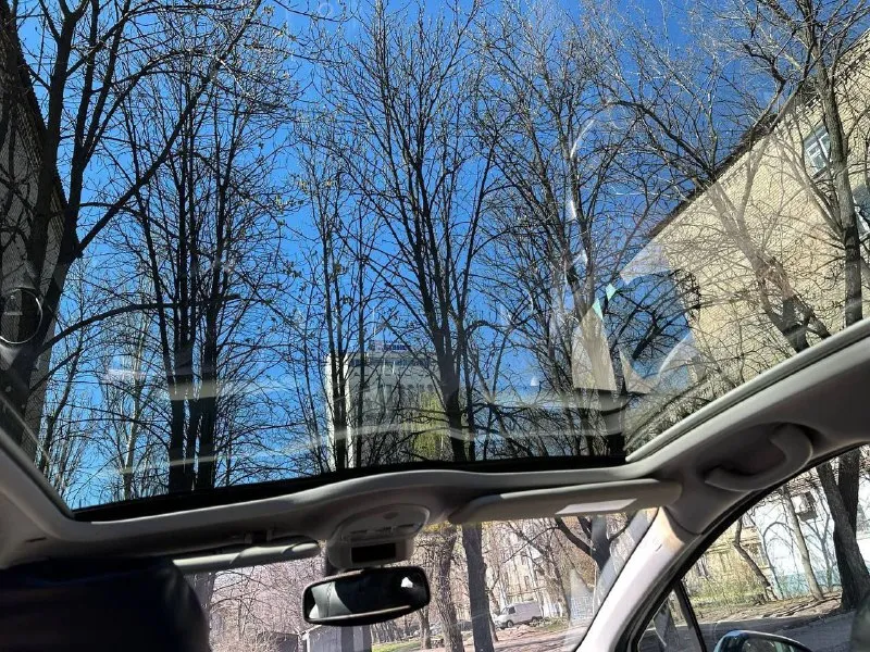 Peugeot 308 · год: 2008 · кузов: хетчбэк · двигатель: 1.6 л (бензин) · коробка передач: акпп · цвет: белый состояние и особенности: · технически исправен: все системы работают, кондиционер/климат-контроль холодный, двигатель заводится с пол-оборота, коробка передач четкая. · кузов: состояние отличное. не участвовал в дтп, ржавчины нет. все стекла оригинальные. · обслуживание: обслуживался у проверенного мастера. масло и фильтра менялись регулярно. · резина: зимняя+летняя · комплектация: электроусилитель руля, центральный замок, иммобилайзер, электропакет (стеклоподъемники передние/задние) · внутреннее состояние: салон чистый, без потертостей. все пластики на месте. недостатки:небольшая царапина на переднем бампере. пробег: 260тыс. км цена: 650000 руб. , торг +79494089738 - фотография - 5