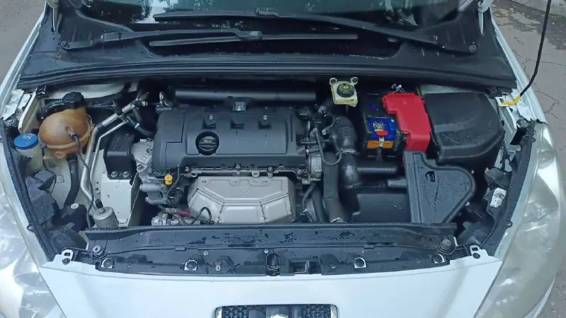 Peugeot 308 · год: 2008 · кузов: хетчбэк · двигатель: 1.6 л (бензин) · коробка передач: акпп · цвет: белый состояние и особенности: · технически исправен: все системы работают, кондиционер/климат-контроль холодный, двигатель заводится с пол-оборота, коробка передач четкая. · кузов: состояние отличное. не участвовал в дтп, ржавчины нет. все стекла оригинальные. · обслуживание: обслуживался у проверенного мастера. масло и фильтра менялись регулярно. · резина: зимняя+летняя · комплектация: электроусилитель руля, центральный замок, иммобилайзер, электропакет (стеклоподъемники передние/задние) · внутреннее состояние: салон чистый, без потертостей. все пластики на месте. недостатки:небольшая царапина на переднем бампере. пробег: 260тыс. км цена: 650000 руб. , торг +79494089738 - фотография - 7