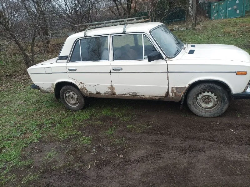 Продам ваз 2106. в хорошем техническом состоянии, по кузову видно на фото, на скорость не влияет. 1.5 карбюратор, едет бодро, 4ст кпп. поменян рулевой редуктор, рулевые тяги, развал сделан. по салону ухоженная, не затертая. цену вижу 70тыс руб. торг +79495075479 📲 tg: @bookka333 📞 звоните: +7(949)5075479 - фотография - 2