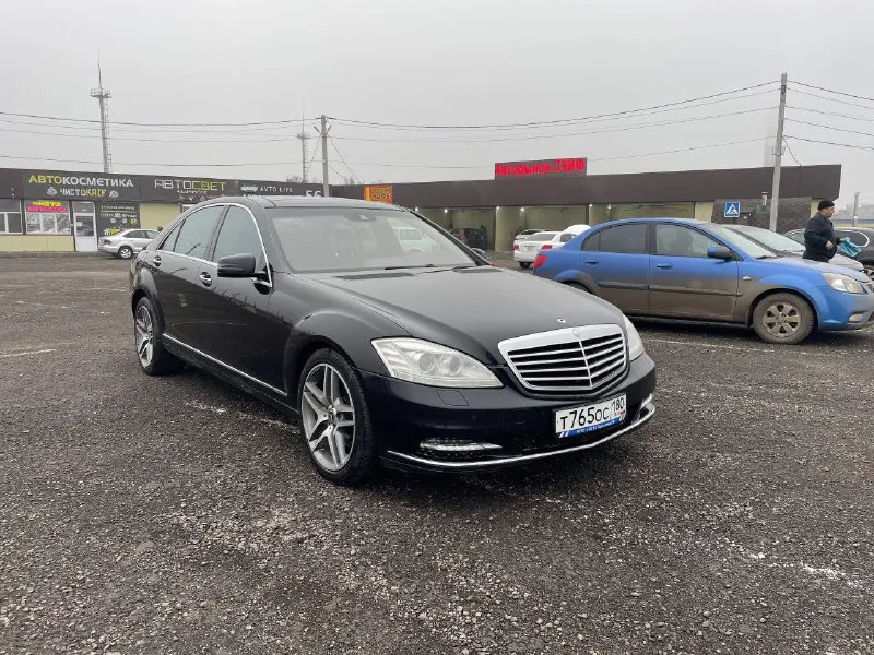 Mercedes long 221. автомобиль достойном состоянии, как внешне так и технически очень живой! ✅максимальная комплектация на панораме ✅движок очень живой работает ровно, не дымит и не стучит, масло не ест. кпп переключает хорошо. г. мариуполь +79498096404 цена 1.5🍋 📲 tg: @grihsadinega 📞 звоните: +7(949)8096404 - фотография - 2