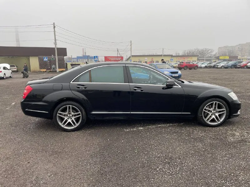 Mercedes long 221. автомобиль достойном состоянии, как внешне так и технически очень живой! ✅максимальная комплектация на панораме ✅движок очень живой работает ровно, не дымит и не стучит, масло не ест. кпп переключает хорошо. г. мариуполь +79498096404 цена 1.5🍋 📲 tg: @grihsadinega 📞 звоните: +7(949)8096404 - фотография - 3