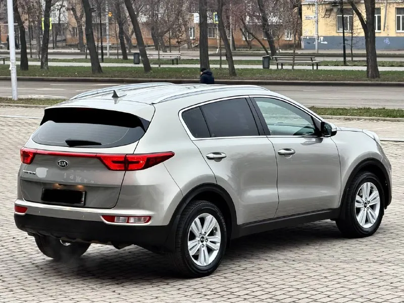 Kia sportage
Год выпуска - 2017
Пробег - 139.000км
Двигатель - 2.0 бензин
Кпп - автомат
Цена - 1.970.000₽
Тел. +79493902663
Либо - +79496799814
Автомобиль в шикарном состоянии, без каких либо повреждений или изъянов. Не битая и не крашенная не одна деталь. Родной пробег, любые проверки. Двигатель работает тихо и ровно. Чистый и ухоженный салон. Техническая часть на 5+ хорошая комплектация: подогревы всех сидений и руля; сигнализация с автозапуском; 2 пары ключей и брелков; мультируль; штатная сенсорная мультимедиа со всеми современными плюшками. Отличная акустика; круиз-контроль; помощь при подъеме и спуске; двухзонный климат-контроль; штатные диски r-17 на зимней резине yokohama + комплект летней в подарок; полный бортовой компьютер; abs; airbag; 2 пары ключей; камера заднего вида; электроскладываемые зеркала с подогревом; установлены bi led лампы ( светят шикарно ) круиз-контроль; датчик света и дождя и многое другое. Кто ищет достойный, целый
📲 Tg: @vladimir_23_23_23
📞 Звоните: +7(949)3902663 - фотография - 10
